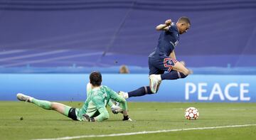 Kylian Mbappé con Thibaut Courtois en la jugada del gol anulado por fuera de juego del delantero del PSG.