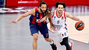 El base del Anadolu Efes de Estambul Shan Larkin, y el del Baskonia Pierri&aacute; Henry, durante el partido correspondiente a la jornada 33 de la Euroliga de baloncesto disputado en el Fernando Buesa de Vitoria.