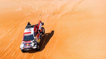 Al Attiyah pilota el Toyota durante la Abu Dhabi Desert Challenge.