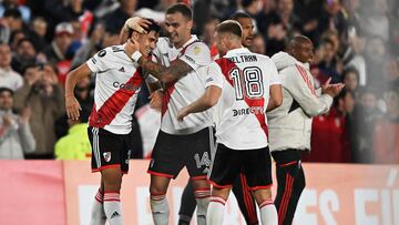 River Plate's forward Pablo Solari (L) celebrates with teammats after scoring a goal during the Copa Libertadores group stage first leg football match between River Plate and Sporting Cristal at the Monumental stadium in Buenos Aires on April 19, 2023. (Photo by Luis ROBAYO / AFP)