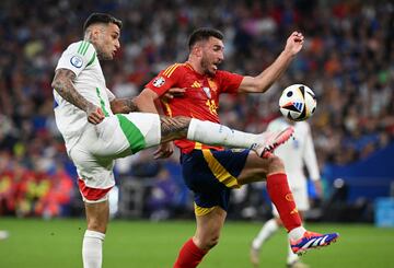 Soccer Football - Euro 2024 - Group B - Spain v Italy - Arena AufSchalke, Gelsenkirchen, Germany - June 20, 2024 Italy's Gianluca Scamacca in action with Spain's Aymeric Laporte REUTERS/Carmen Jaspersen