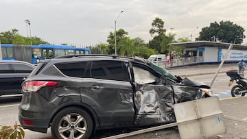 Camioneta en la que se movilizaba Freddy Rincón tras el accidente contra un bus del Mio en Cali.