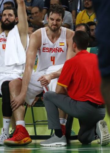 Gasol se lesiona de su pierna derecha.