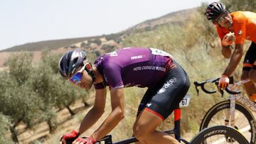 El ciclista del Burgos-BH Diego Rubio rueda en la fuga en la decimotercera etapa de la Vuelta a Espa&ntilde;a 2021 entre Belmez y Villanueva de la Serena.