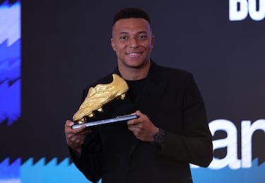 El jugador francés del Real Madrid, Kylian Mbappé, posa con el premio de Bota de Oro 2024/25.