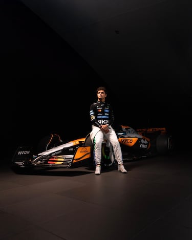 Lando Norris posa sentado sobre su monoplaza.