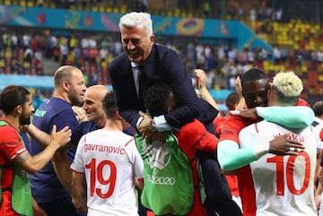 Vladimir Petkovic celebra la victoria ante Francia con sus jugadores