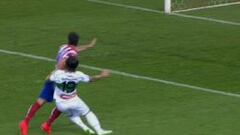 Imagen del penalti de Sapunaru a Diego Costa.