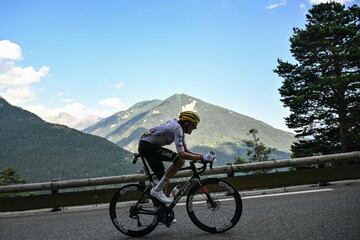 El ciclista español del equipo UAE Team Emirates, Marc Soler, pedalea en la ascensión del Col de la Colmiane.