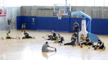 Buenas caras en los jugadores del Real Madrid en el entrenamiento del lunes. Este martes afrontan un nuevo duelo decisivo en la Euroliga.