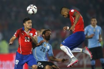 El cabezazo de Arturo Vidal ante la mirada del volante uruguayo.