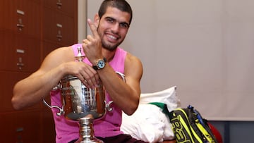Carlos Alcaraz posa con su trofeo en el vestuario tras derrotar al italiano Jannik Sinner en la final del US Open.