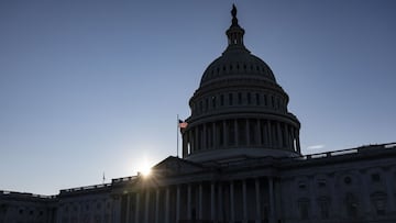 WASHINGTON, DC - 9 DE DICIEMBRE: El sol comienza a ponerse detr&aacute;s del edificio del Capitolio de los EE. UU. En Capitol Hill el 9 de diciembre de 2020 en Washington, DC.