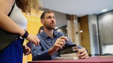 Andr&eacute;s Nocioni, durante la firma de su libro &quot;Memorias de un guerrero&quot;.