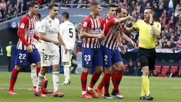 Los jugadores del Atl&eacute;tico reclaman al &aacute;rbitro un penalti sobre Morata en el partido ante el Real Madrid.