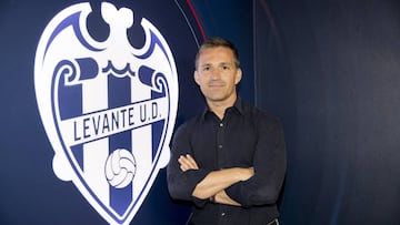 Tito exprime su modelo dentro y fuera del campo