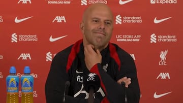 El técnico de Liverpool se alegra al escuchar el nombre de Sinisterra.