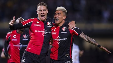 Julio Furch y Luis Reyes festejan un gol contra los Pumas