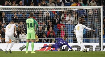 3-0. Sergio Ramos marcó el tercer gol tras lanzar por segunda vez el penalti que revisó el VAR.