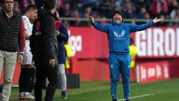 Sampaoli protesta en la banda.