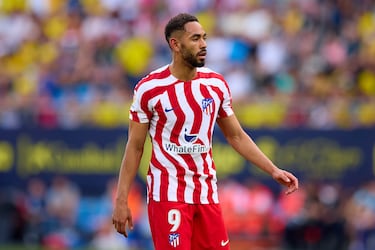 Otro jugador más que pasó del '19' al '9' cuando el dorsal quedó libre. Aunque en su caso, quizás la presión fue excesiva. El brasileño no es un ariete, pese a haber acabado ejerciendo ese papel en la temporada 2021-22, en la que consiguió siete goles. Se le veían similitudes con Diego Costa, pero no llegó a explotar, tuvo pocas oportunidades como quinto delantero de la plantilla y se ha marchado este mes de enero con seis únicos meses luciendo el '9' y sin poder anotar ningún gol en ese periodo (en 17 partidos). Su salida al Wolverhampton ha servido para dar aire al club en una mala situación económica.
