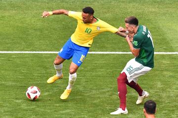 Héctor Herrera agarra a Neymar.
