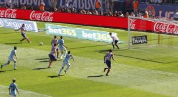 Filipe Luis centra en el 1-0.