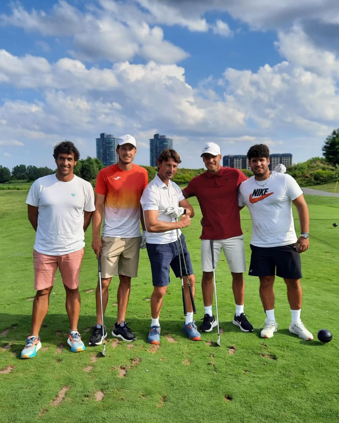 Álvaro, primero por la derecha, con su hermano Carlos, Ferrero, Pablo Carreño y José Antonio de Luna, en un partido de golf en Montreal. 
