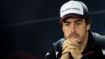 Fernando Alonso durante la rueda de prensa de la FIA de Bahrain.
