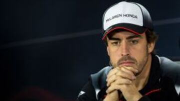 Fernando Alonso durante la rueda de prensa de la FIA de Bahrain.