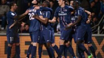 Menez es felicitado por sus compañeros tras anotar el tanto que hacía campeón al PSG.