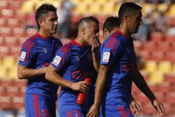 Los jugadores de Universidad de Chile, se lamentan tras el gol de Union Española durante el partido de primera division disputado en el estadio Santa Laura de Santiago, Chile.