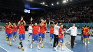 CORRESPONDIÓ. Los jugadores de España aplaudieron a la afición de Madrid por su ánimo durante todo el partido y por llenar el aforo de la Caja Mágica.