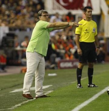 Tercera jornada de la Liga Bbva. Valencia - Barcelona. Tata Martino.