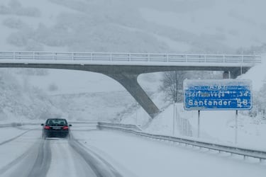 Un coche conduce por una carretera cubierta de nieve en Cantabria. La Agencia Estatal de Meteorología (Aemet) ha activado en Cantabria las alertas amarilla y naranja por lluvias y nieve, mientras que el Gobierno de Cantabria ha activado la fase de preemergencias del Plan Territorial de Emergencias de la Comunidad (PLATERCANT). Debido al temporal, Cantabria permanece en alerta por la lluvia, con precipitaciones que pueden acumular hasta 80 litros por metro cuadrado; nieve, con espesores que pueden llegar a los 20 centímetros, y viento, con velocidades que superan los 100 kilómetros por hora.