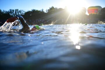 Un atleta se prepara en el agua para competir en el DATEV Challenge Roth 2018. 