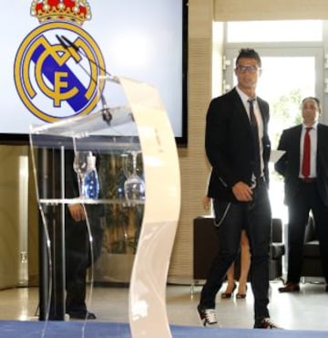 El delantero portugués del Real Madrid, Cristiano Ronaldo, tras firmar hoy con el presidente de la entidad madridista, Florentino Pérez, su renovación como futbolista del equipo, en el que jugará hasta junio de 2018.