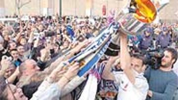 <B>FIESTA TOTAL</b>. Más de mil aficionados agasajaron a los campeones. El capitán Cuartero tuvo que lidiar con la Copa, con las cámaras y los hinchas enfervorecidos. La locura en La Romareda.