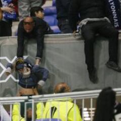 Las imágenes de los violentos incidentes antes del Lyon-Besiktas