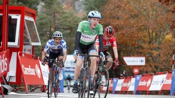 El ciclista irándés Dan Martin se impone en la llegada a la Laguna Negra en la Vuelta a España 2020.