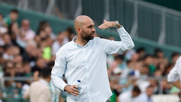 Claudio Giráldez da instrucciones durante el partido contra el Betis en el Villamarín.
