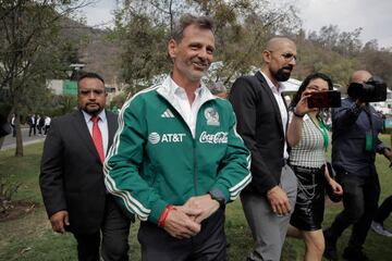 10 February 2023, Mexico, Mexiko-Stadt: Argentina's Diego Cocca (m.) after being unveiled as the new coach of Mexico's national soccer team. The former defender has worked as a club coach in Mexico, Argentina and Colombia. Photo: Gerardo Vieyra/dpa (Photo by Gerardo Vieyra/picture alliance via Getty Images)