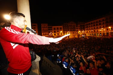 Los jugadores del Osasuna no pararon de alentar a los aficionados en la Plaza del Castillo.