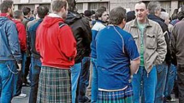 <b>DESFILE DE FALDAS EN LAS TAQUILLAS</b> Ayer había ya mucha expectación en las taquillas. La afición del Aberdeen, luciendo la típica falda escocesa, se dejó ver por el Calderón. Casi mil llegaron ayer en vuelos y para hoy se espera a más de seis mil.