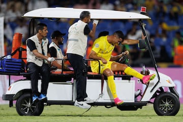 En el minuto 113 de la Final Copa campeones árabes, Cristiano Ronaldo se echa al suelo tras dolerse de la rodilla en una acción individual. Tuvo que marcharse en camilla. 