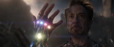 Tony Stark (Robert Downey Jr.), el genio, millonario y héroe imperfecto, siempre usó su armadura para protegerse del mundo y de sí mismo. En la batalla final contra Thanos, Tony chasquea los dedos y sacrifica su vida para salvar al universo. Su muerte, rodeado de sus amigos y de su familia, demuestra que el hombre bajo la armadura era más grande que su mito.
