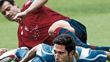 <b>UNA BATALLA.</b> Lotina recurrió a Taborda para sacar partida de las segundas jugadas y el uruguayo se fajó con los defensas del conjunto navarro.