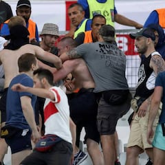 Ultras rusos usan camisetas de Inglaterra para agredir a fans