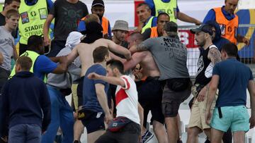 Ultras rusos usan camisetas de Inglaterra para agredir a fans