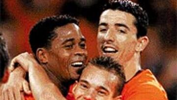 El quebradero de cabeza está en la delantera, donde Kluivert no se siente a gusto junto a Van Nistelrooy.